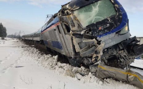 Na pokładzie pociągu PKP Intercity znajdowało się 40 pasażerów. W zderzeniu ranny został maszynista. (Fot. Fot. KWPSP Bialystok)