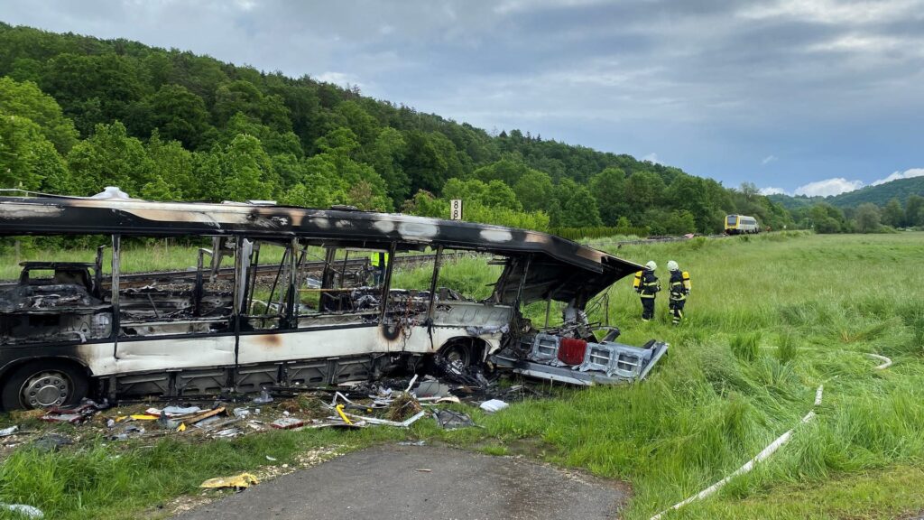 Autobus doszczętnie spłonął. Pociąg się wykoleił. (fot. www.swr.de)