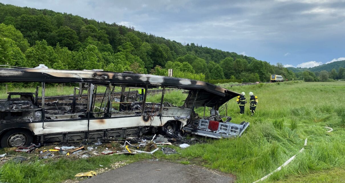 Wrak autobusu po zderzeniu z pociągiem (fot. www.swr.de)