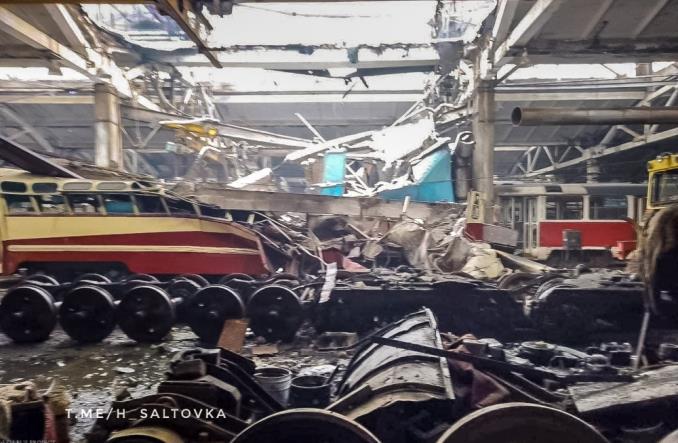 Zniszczona zajezdnia tramwajowa i tramwaje w Charkowie (fot. Telegram/h_saltovka)