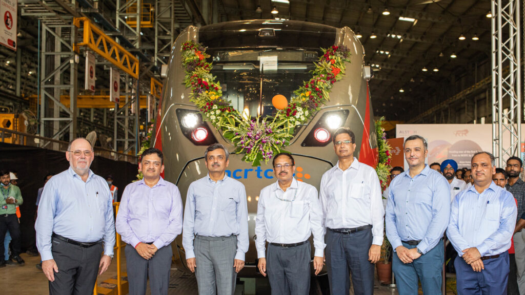 Pierwszy projekt pociągu, inspirowany kultowym zabytkiem Delhi, Świątynią Lotosu, Alstom zaprezentował we wrześniu 2020 r.