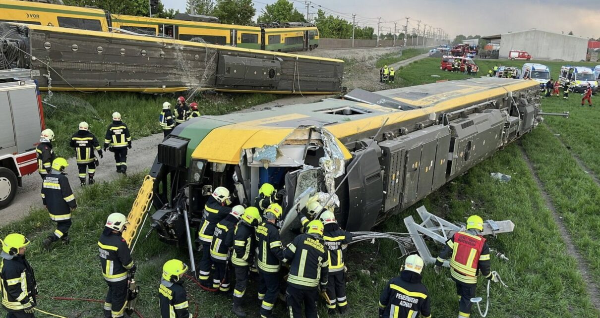Katastrofa kolejowa pod Wiedniem (fot. za @Ogilvie_CJ / Twitter)