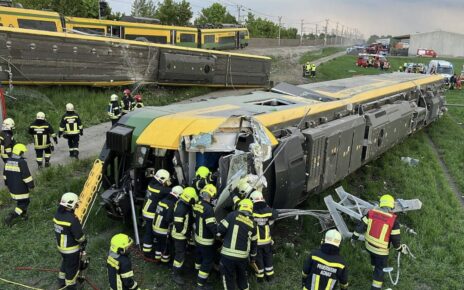 Katastrofa kolejowa pod Wiedniem (fot. za @Ogilvie_CJ / Twitter)