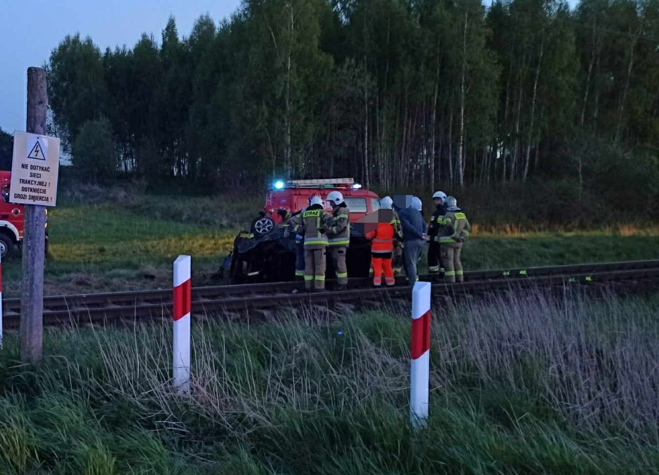 Samochód wjechał pod pociąg. W aucie troje pasażerów