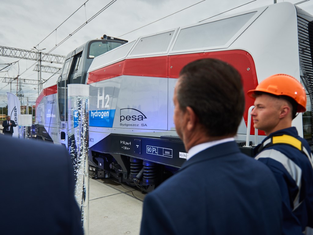 PESA Bydgoszcz zaprezentowała lokomotywę wodorową na targach TRAKO 2021. Teraz pokaże ją na InnoTrans w Berlinie (fot. PESA Bydgoszcz)