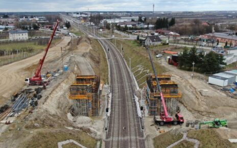 Budowa wiaduktu nad torami w Warce (fot. A. Lewandowski / PKP PLK)