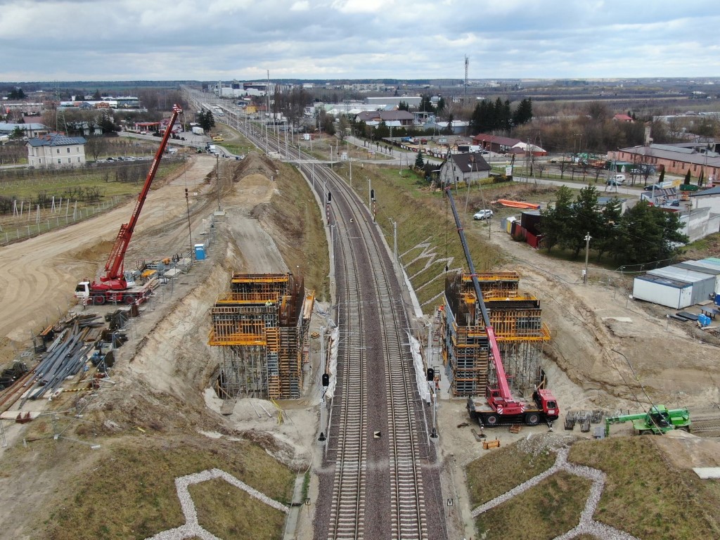 Budowa wiaduktu nad torami w Warce (fot. A. Lewandowski / PKP PLK)