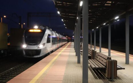 Zwiększenie bezpieczeństwa podróżnych i mniejsze zużycie energii oraz ograniczenie emisji CO2 – takie efekty ma przynieść testowany w Gdyni i Cieplewie system zarządzania oświetlaniem obiektów kolejowych. (fot. Adam Zaleski / PKP PLK)