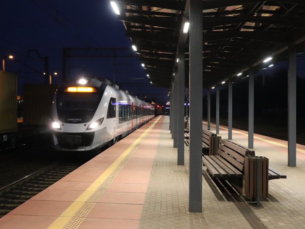 Zwiększenie bezpieczeństwa podróżnych i mniejsze zużycie energii oraz ograniczenie emisji CO2 – takie efekty ma przynieść testowany w Gdyni i Cieplewie system zarządzania oświetlaniem obiektów kolejowych. (fot. Adam Zaleski / PKP PLK)