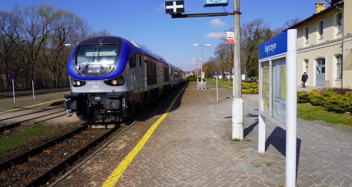 Pociąg pasażerski przy peronie stacji Kętrzyn (fot. Tomasz Kiełbasa / PKP PLK)
