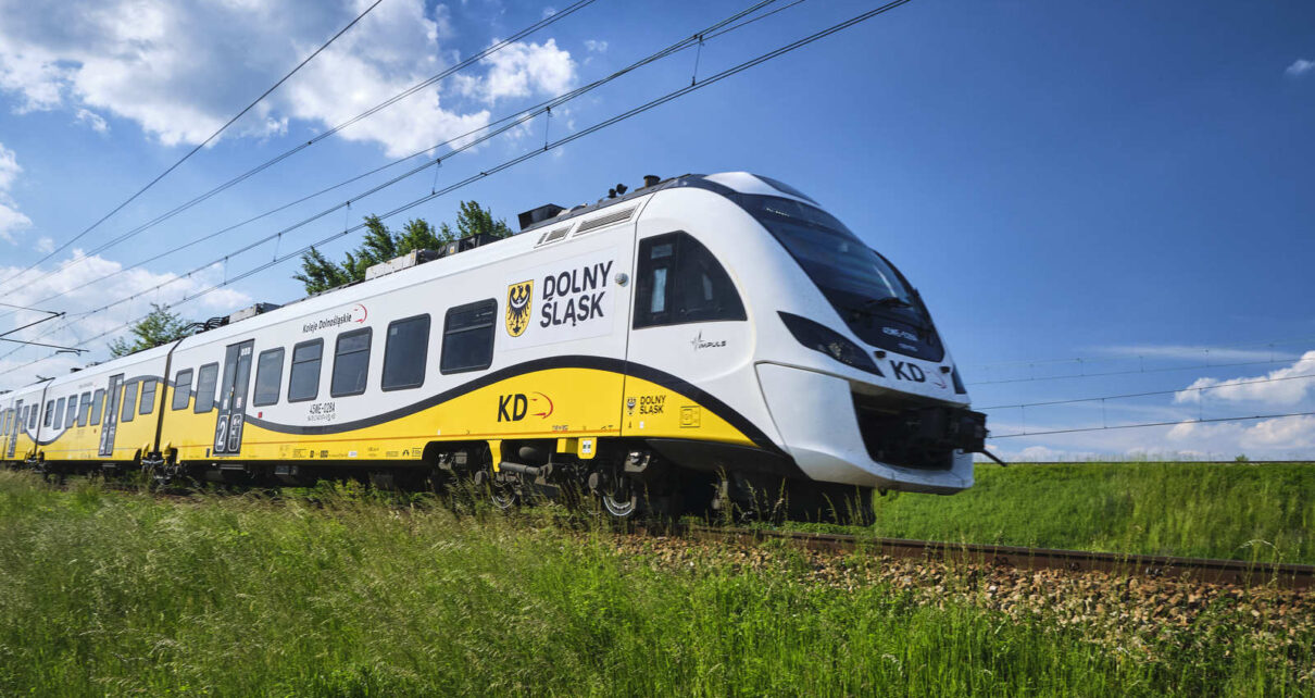Pasażerowie Kolei Dolnośląskich z Chojnowa, Smolca i Wałbrzycha Głównego zyskali dostęp do nowych, samoobsługowych biletomatów. (fot. Koleje Dolnośląskie)