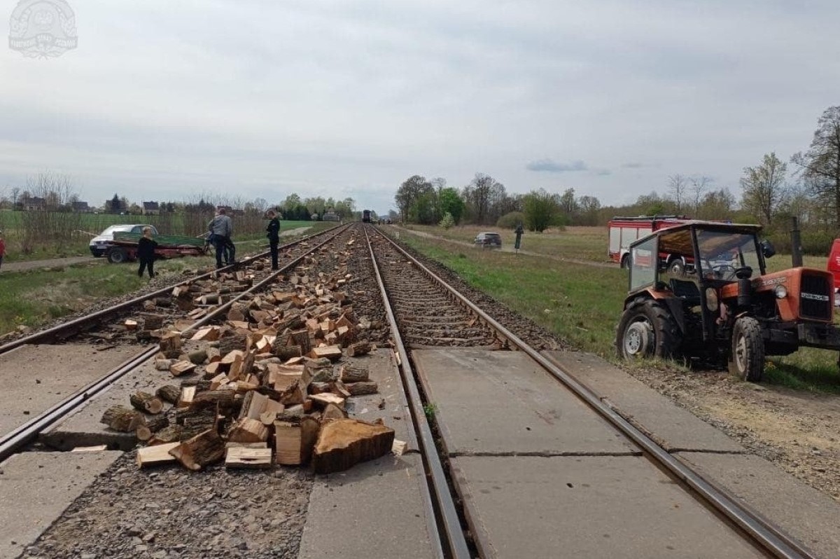 Po wypadku na tory wysypało się drewno (Fot. KM PSP Gorzów Wlkp.)