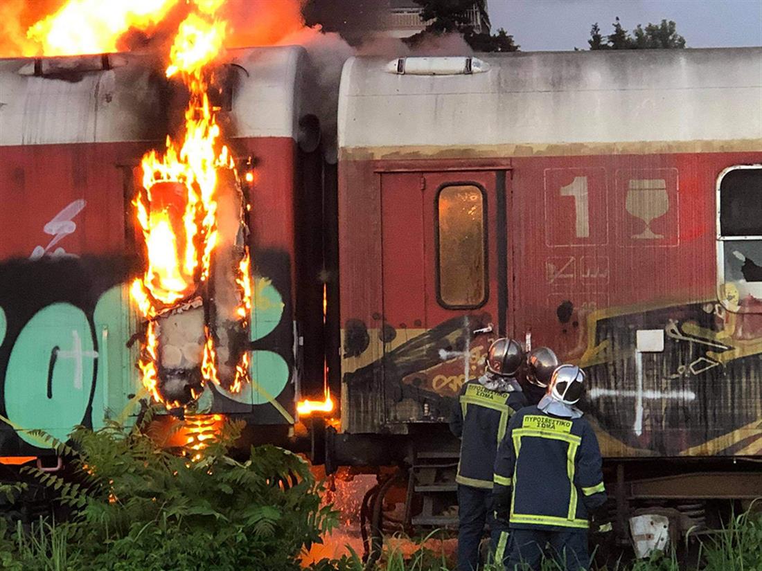 “Strażacy wyłamali drzwi”. Groźny pożar zabytkowego wagonu