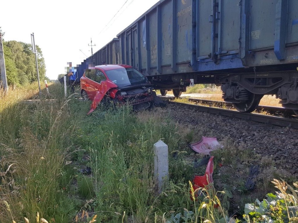 Samochód osobowy uderzył w wagon jadącego pociągu (fot. KPP Szczecinek)