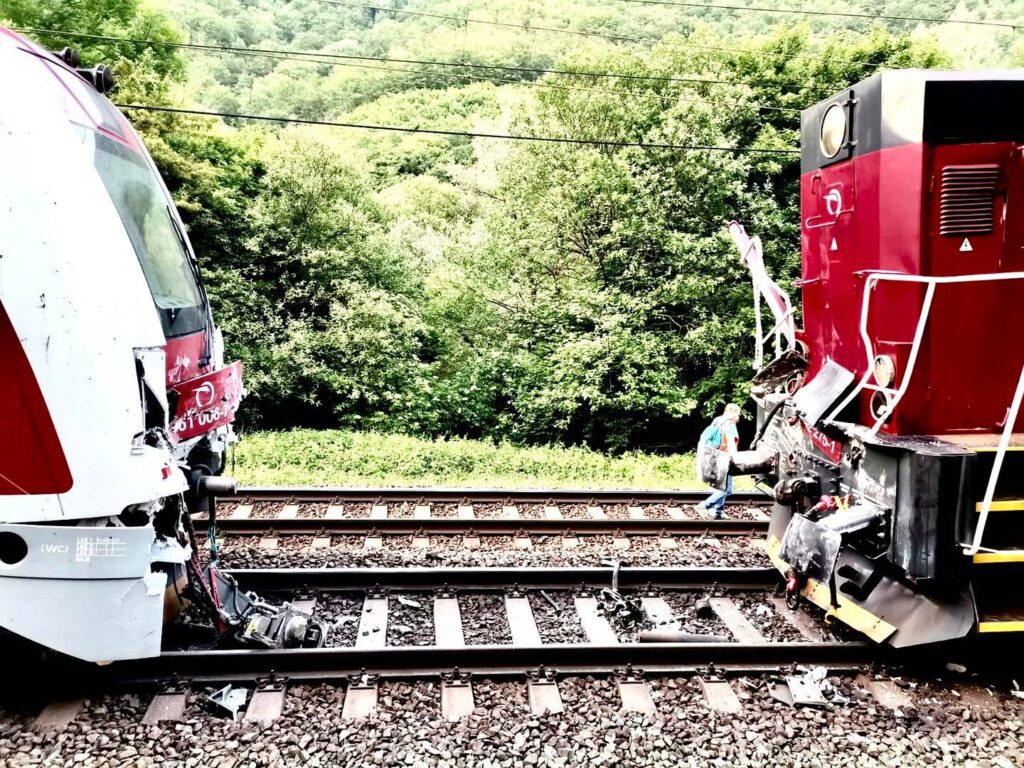 Lokomotywa wjechała w pociąg pasażerski. Wypadek na słowackich torach (fot. Policja Republiki Słowacji / Facebook)