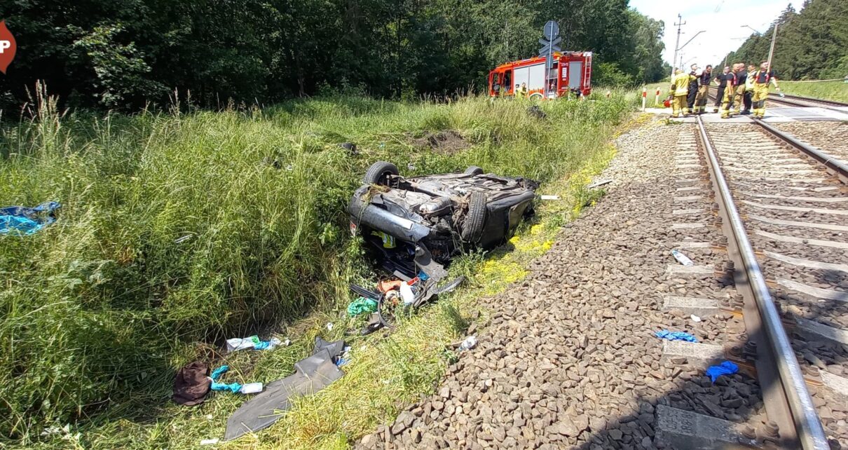 Po zderzeniu z pociągiem pasażerskim samochód osobowy spadł z nasypu kolejowego (fot. OSP Kórnik)