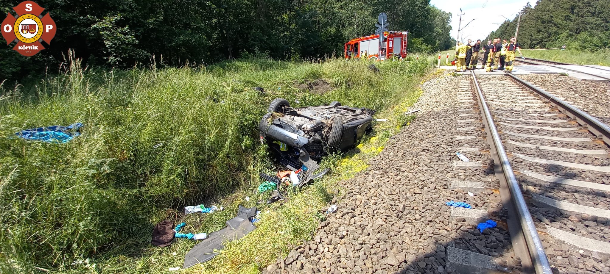 Śmierć po zderzeniu auta z pociągiem pasażerskim [ZDJĘCIA]