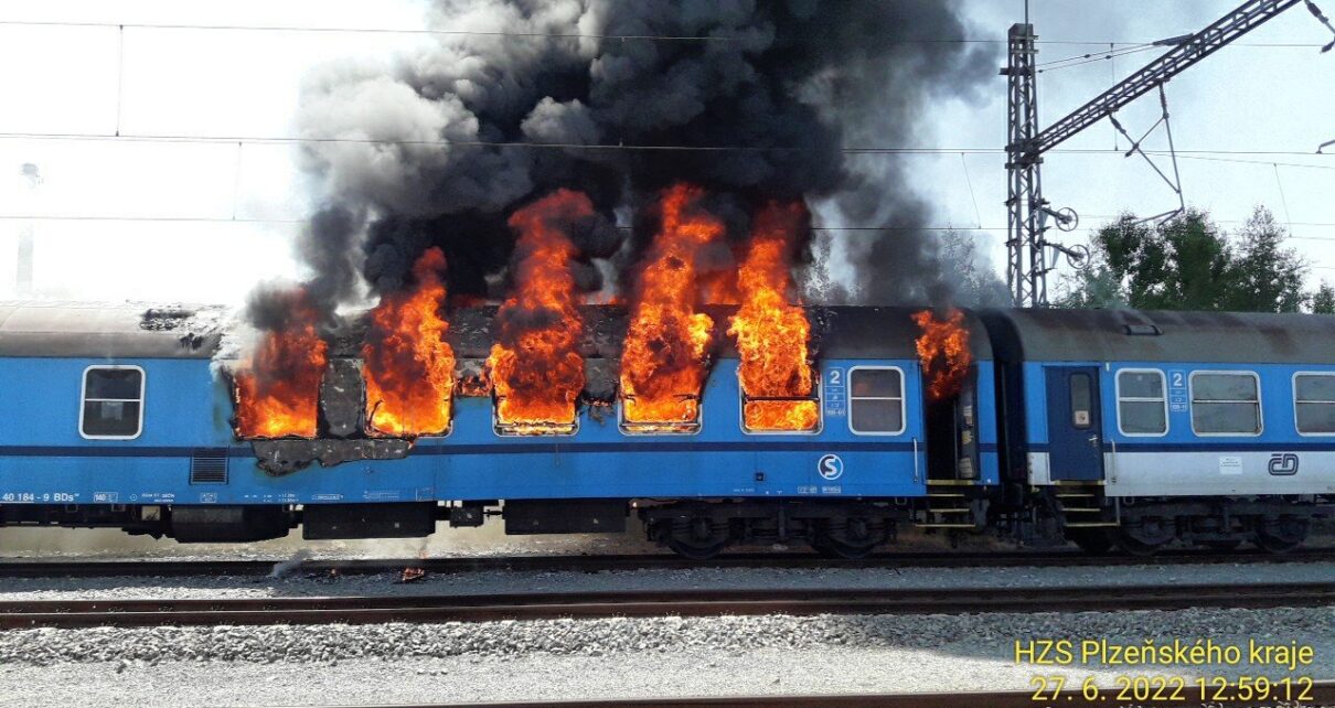 Pożar w wagonie pociągu należącym do Kolei Czeskich (fot. HZS plzeňského kraje/Facebook)