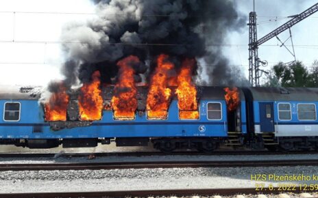 Pożar w wagonie pociągu należącym do Kolei Czeskich (fot. HZS plzeňského kraje/Facebook)