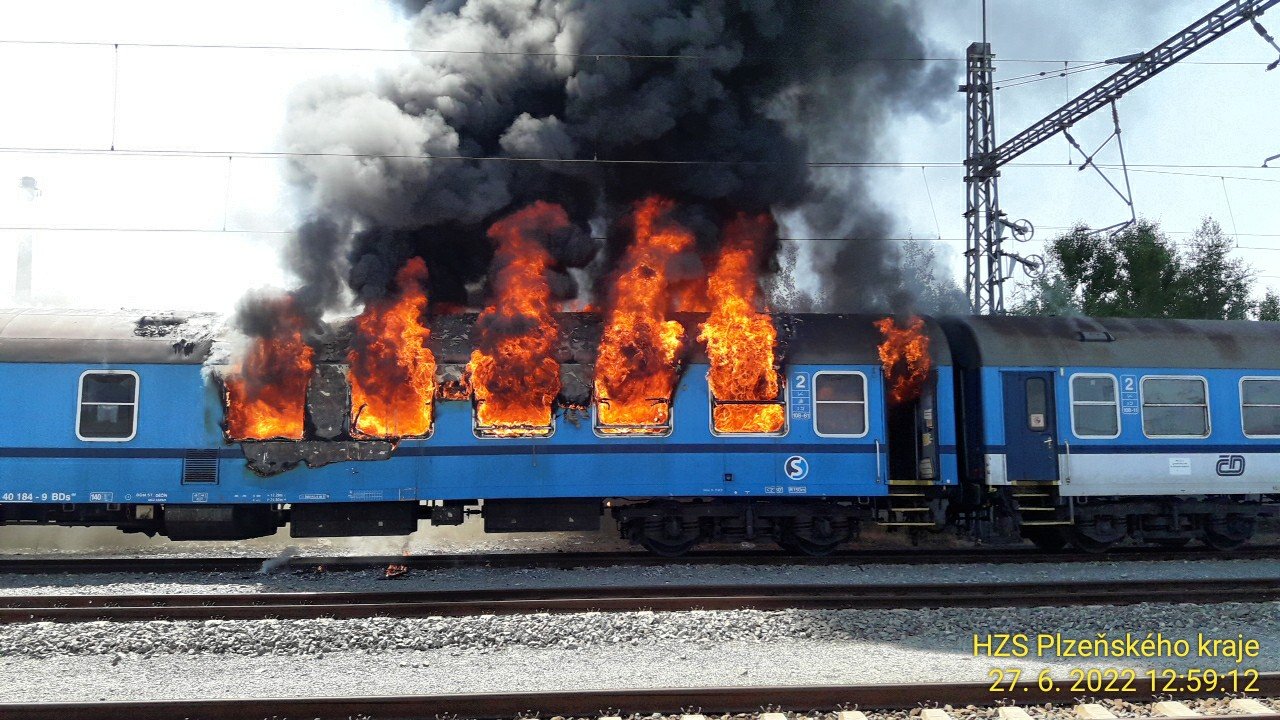 Spłonął wagon pociągu Kolei Czeskich. Dwóch strażaków rannych [ZDJĘCIA]