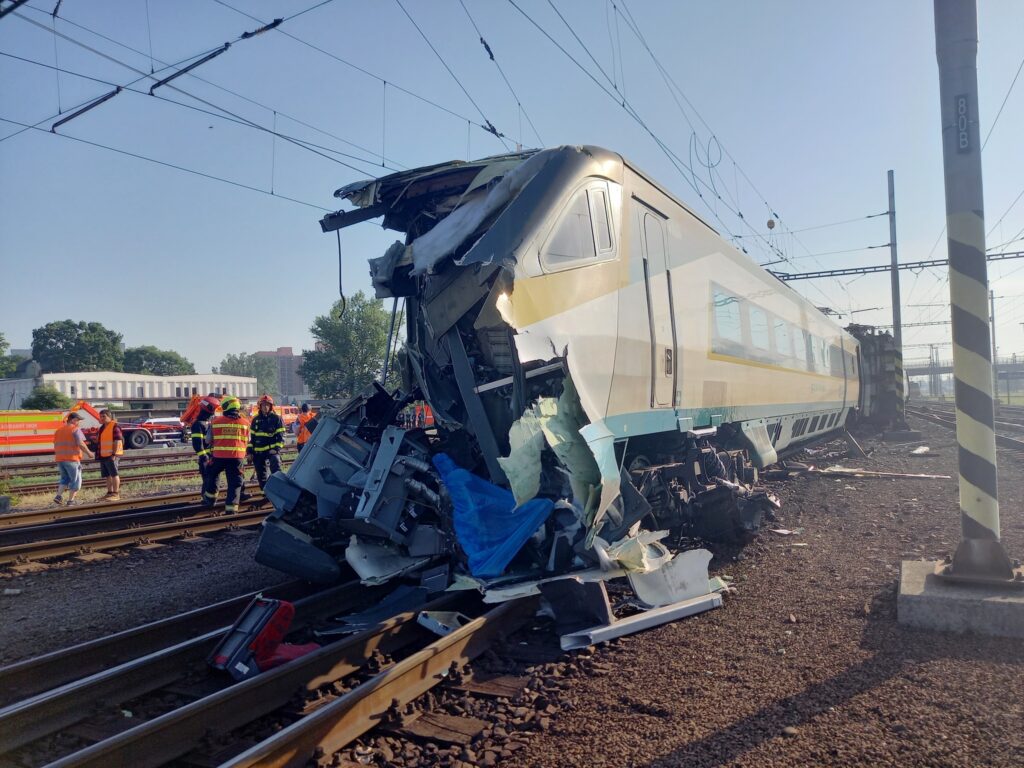 Pociąg Pendolino po zderzeniu z lokomotywą (fot. Drážní inspekce)