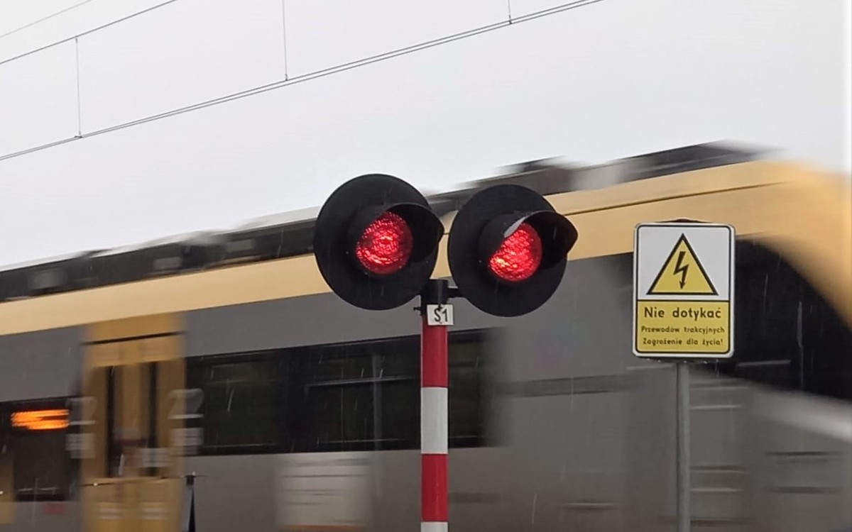 Zignorował sygnalizację i wjechał na tory. Zderzył się z pociągiem