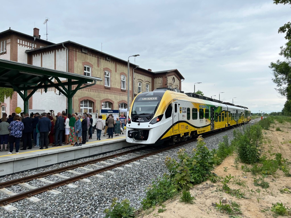 Pociąg hybrydowy Kolei Dolnośląskich w Sobótce (fot. KD)