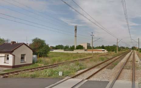 Do wypadku doszło w okolicy przejazdu kolejowego w na ul. Koźmińskiej w Krotoszynie (fot. Google Maps)