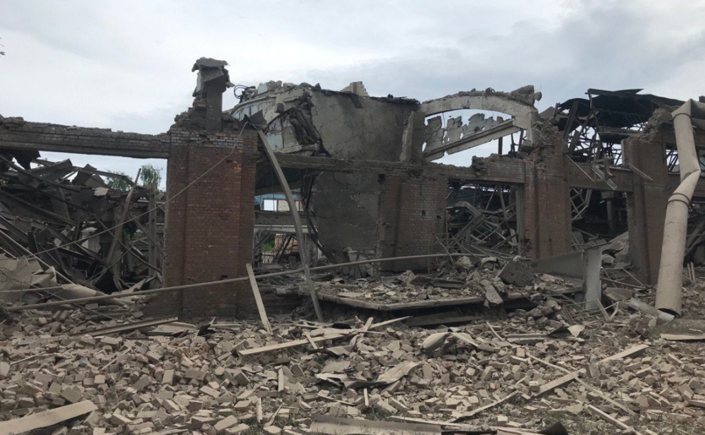 Rosjanie zaatakowali Kijów. Zniszczony budynek naprawy taboru kolejowego (fot. A. Kamyszyn / Twitter)