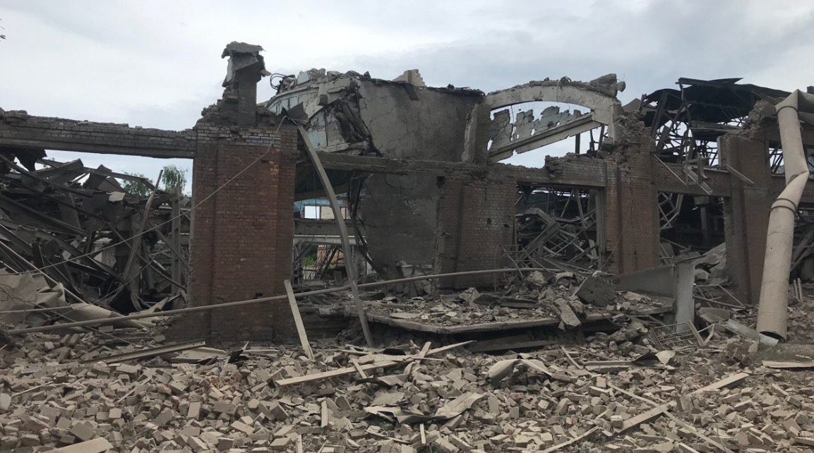 Zniszczony budynek naprawy taboru kolejowego (fot. A. Kamyszyn / Twitter)