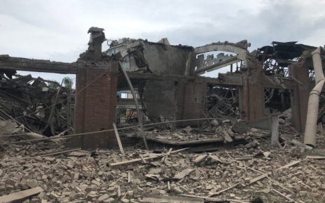 Zniszczony budynek naprawy taboru kolejowego (fot. A. Kamyszyn / Twitter)