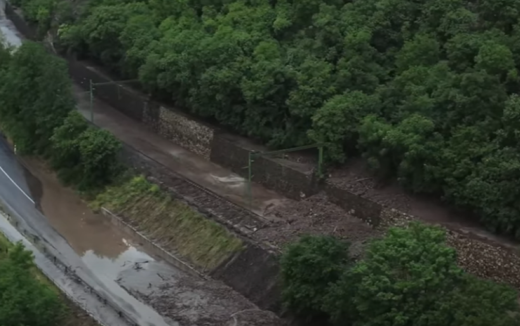 Zniszczenia nagrane przez drona należącego do Kolei Węgierskich (fot. kadr z filmu)