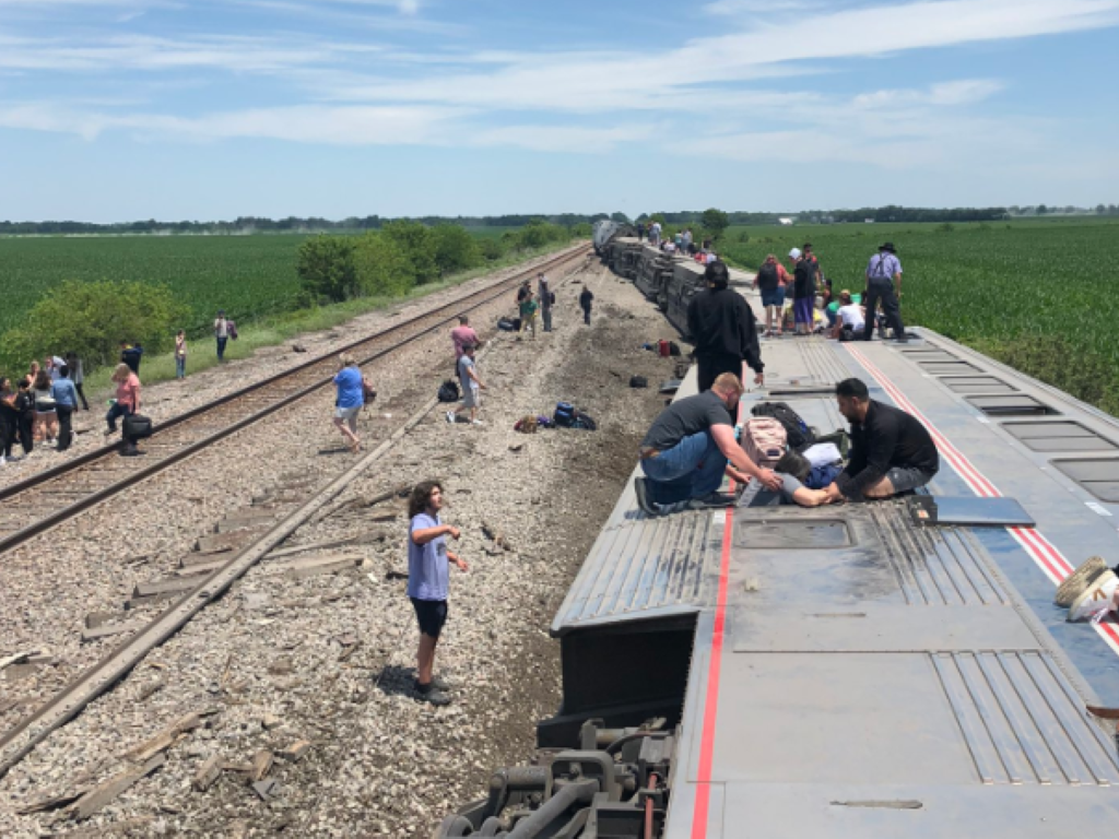 Pociąg Amtrak wykoleił się po zderzeniu z ciężarówką (fot. Dax McDonald / https://twitter.com/cloudmarooned)