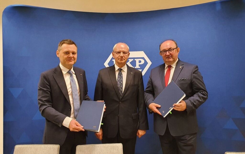 Podpisanie porozumienia ws. zmian na dworcu w Oleśnicy (fot. PKP SA)