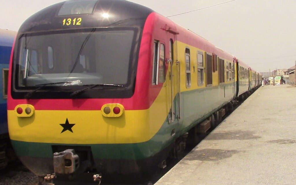Pociąg przy peronie w Akrze - stolicy Ghany