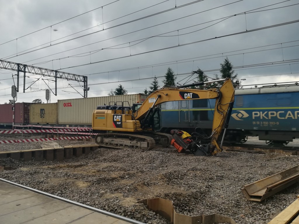Maszyna wkopuje w ziemię akt erekcyjny dot. budowy nowego wiaduktu w Gałkowie (fot. Rafał Wilgusiak / PKP PLK)