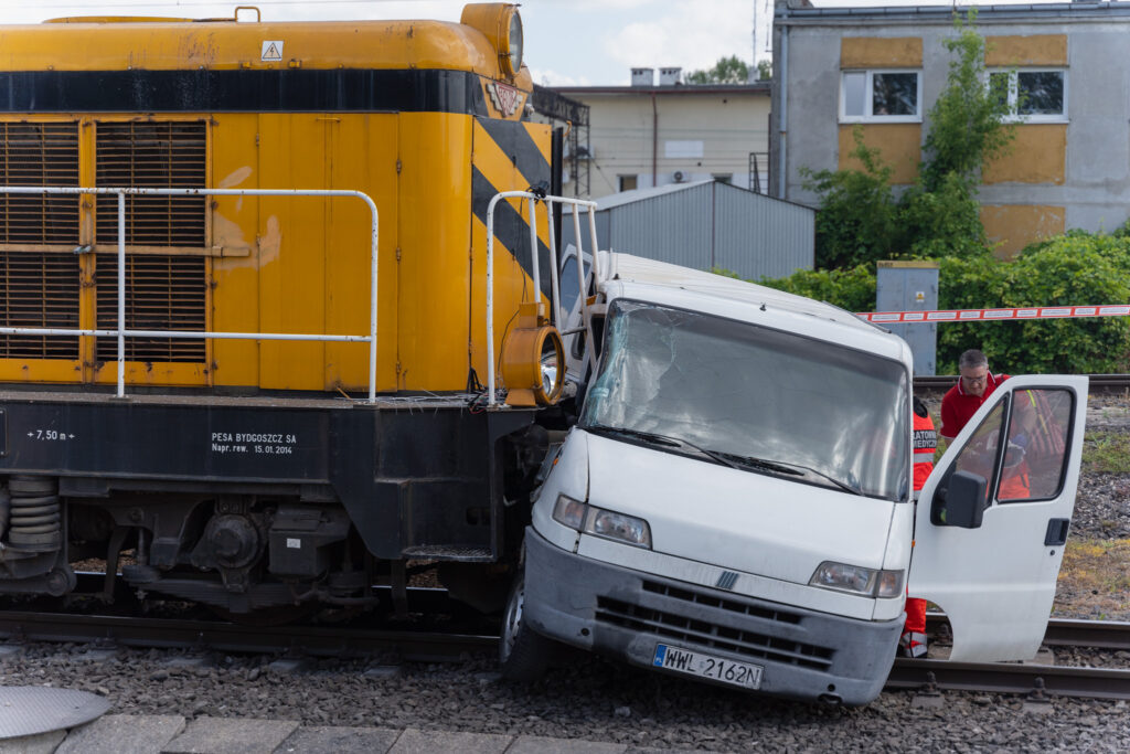Zderzenie było kontrolowane. Van uczestniczył w symulacji zorganizowanej przez PKP Polskie Linie Kolejowe SA.