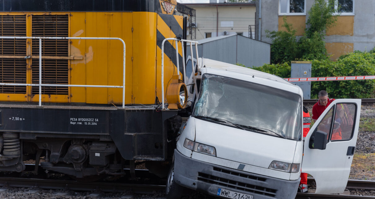Zderzenie było kontrolowane. Van uczestniczył w symulacji zorganizowanej przez PKP Polskie Linie Kolejowe SA.