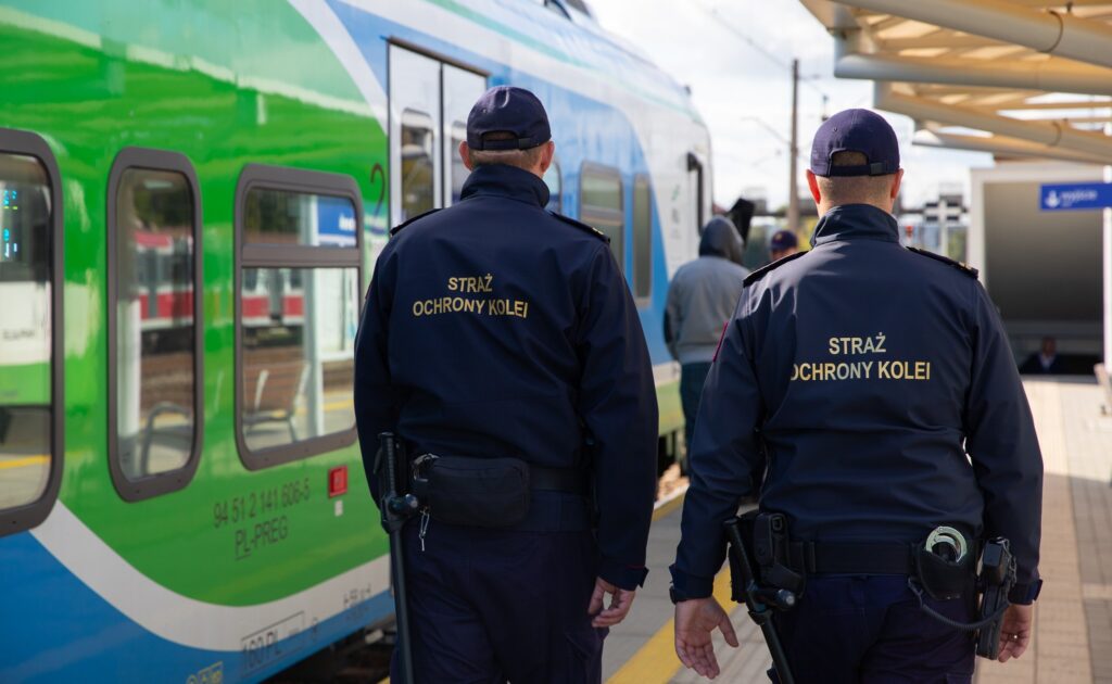 Patrol Straży Ochrony Kolei dba o bezpieczeństwo na terenie kolejowym (fot. SOK)