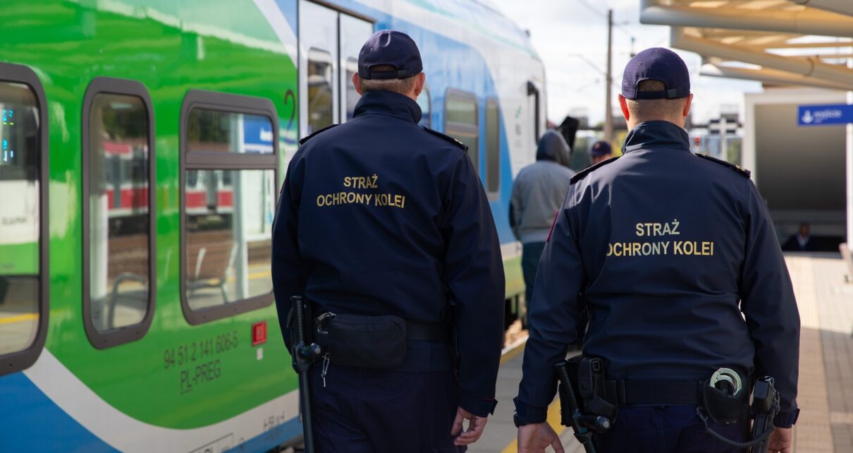 Patrol Straży Ochrony Kolei dba o bezpieczeństwo na terenie kolejowym (fot. SOK)