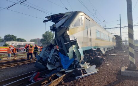 Pociąg Pendolino po zderzeniu z lokomotywą (fot. Drážní inspekce)