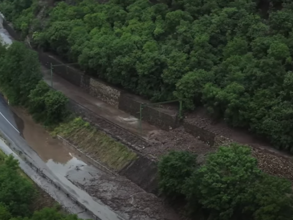 Zniszczenia nagrane przez drona należącego do Kolei Węgierskich (fot. kadr z filmu)