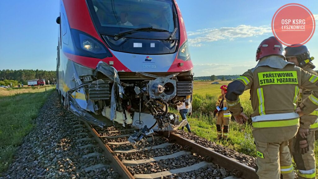 Uszkodzony pociąg Łódzkiej Kolei Aglomeracyjnej (fot. Osp KSRG Łyszkowice)
