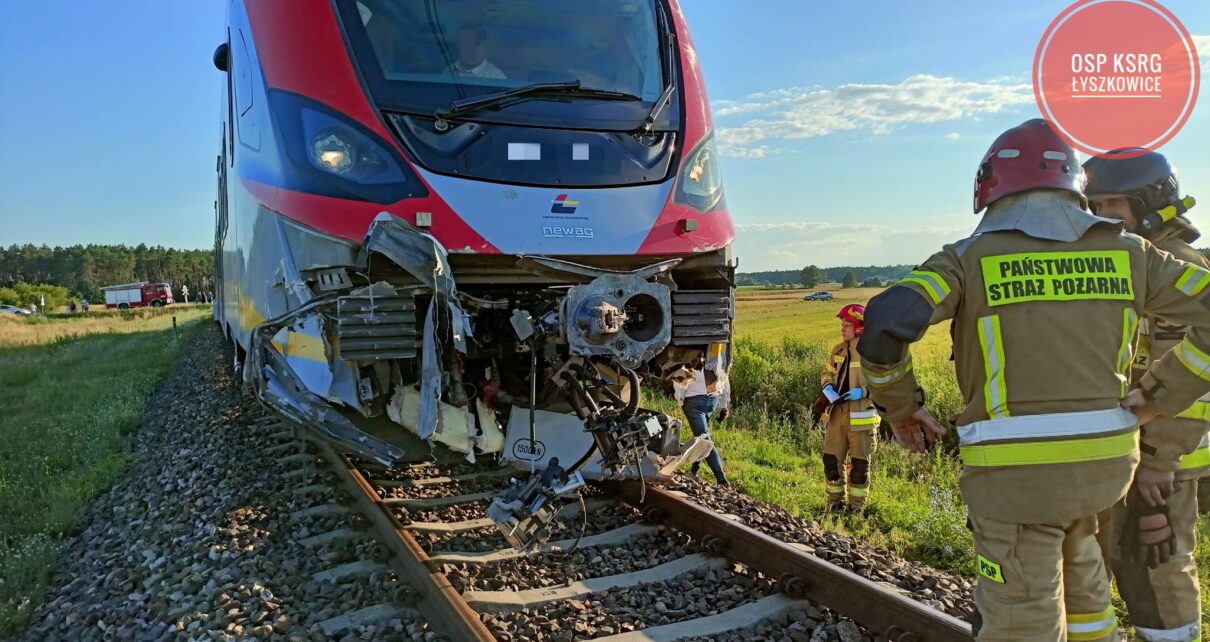 Uszkodzony pociąg Łódzkiej Kolei Aglomeracyjnej (fot. Osp KSRG Łyszkowice)