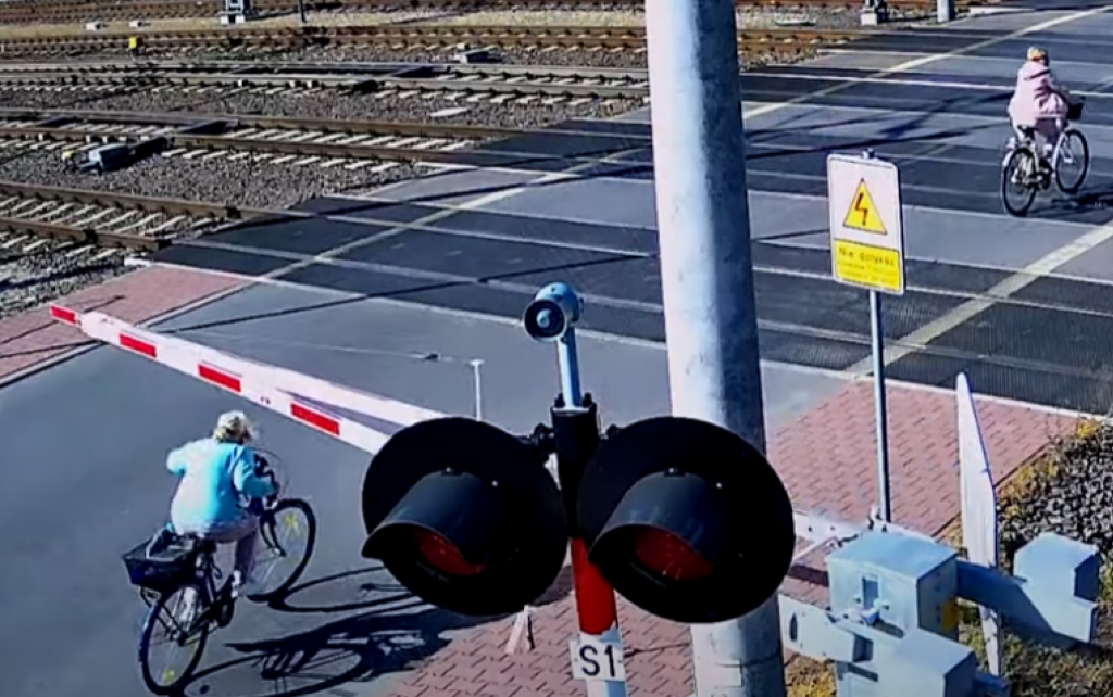 Szlaban uderzył rowerzystkę w głowę (fot. kadr z filmu)