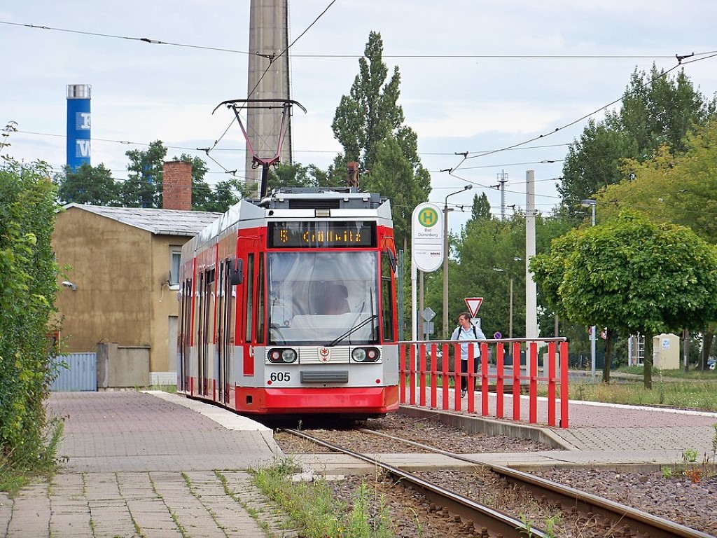 Tramwaj uderzył w budynek. “Na torowisku znaleziono duży kawałek gumy” [ZDJĘCIA]