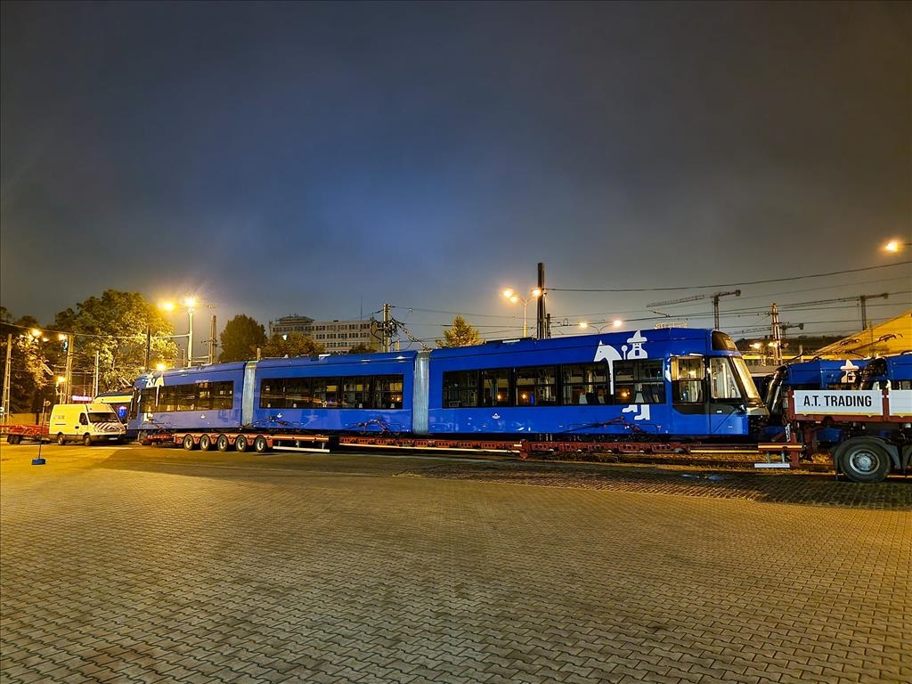 Nocny transport tramwaju (fot. MPK Kraków)