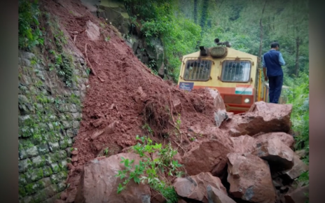 Osuwisko zablokowało ruch pociągu wąskotorowego w północnych Indiach (fot. kadr z filmu)