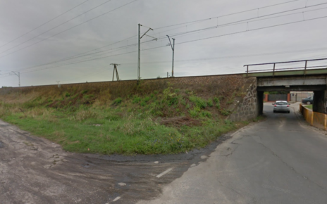 Do zdarzenia doszło na nasypie kolejowym w okolicy ul. Warszawskie Przedmieście / Józefów (fot. Google Street View)