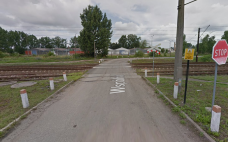 Przejazd kolejowy, który należy pokonać, by dotrzeć z centrum miasta do malborskiej dzielnicy Piaski II (fot. Google Street View)